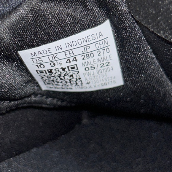 Men’s 10 Black Adidas Sneakers NEVER WORN - purchased wrong size - Picture 4 of 5